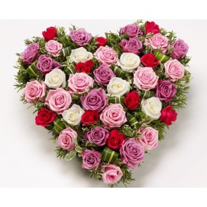 Композиция в виде сердца из разноцветных роз "От Святого Валентина"